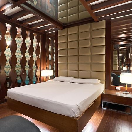 Hotel Victoria Court Malabon Valenzuela Esterno foto