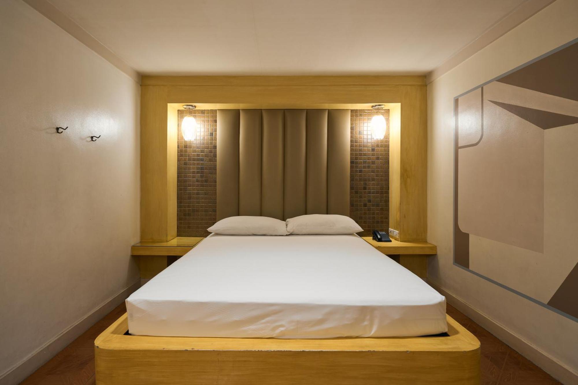 Hotel Victoria Court Malabon Valenzuela Esterno foto